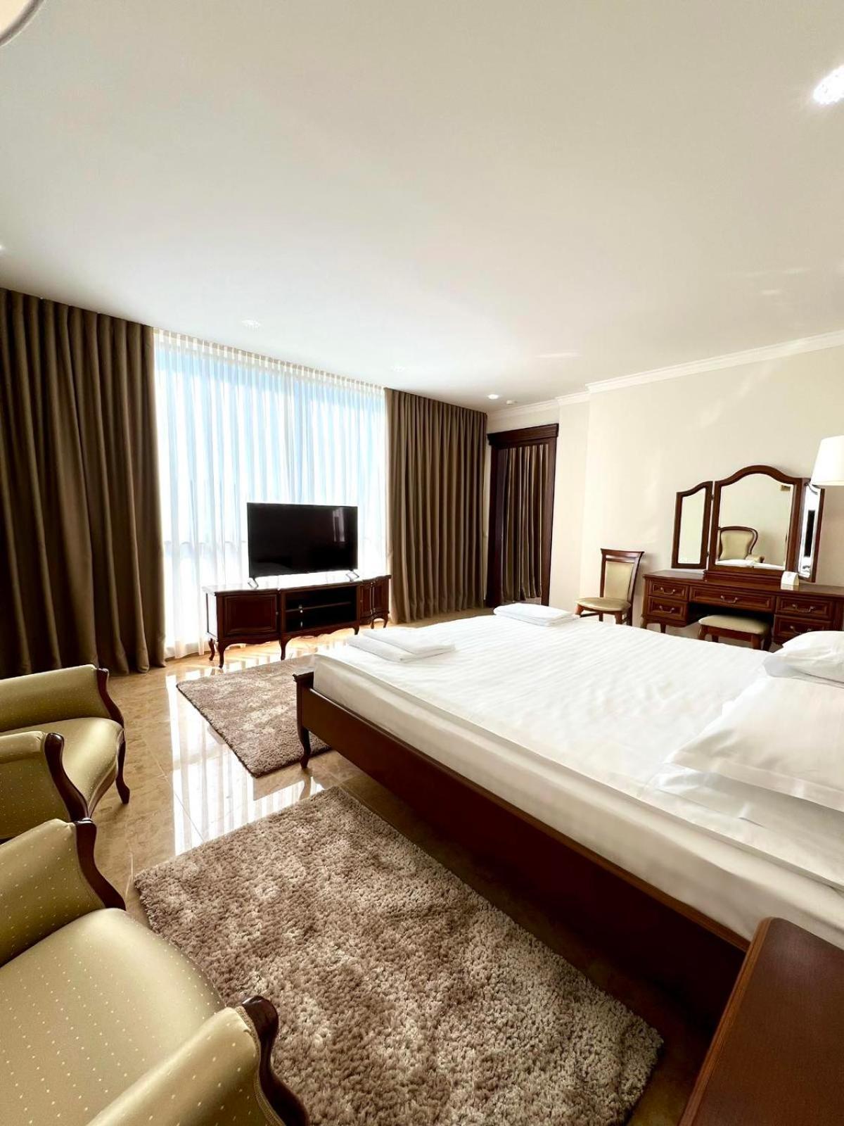 Ambassador Hotel Кишинів Екстер'єр фото