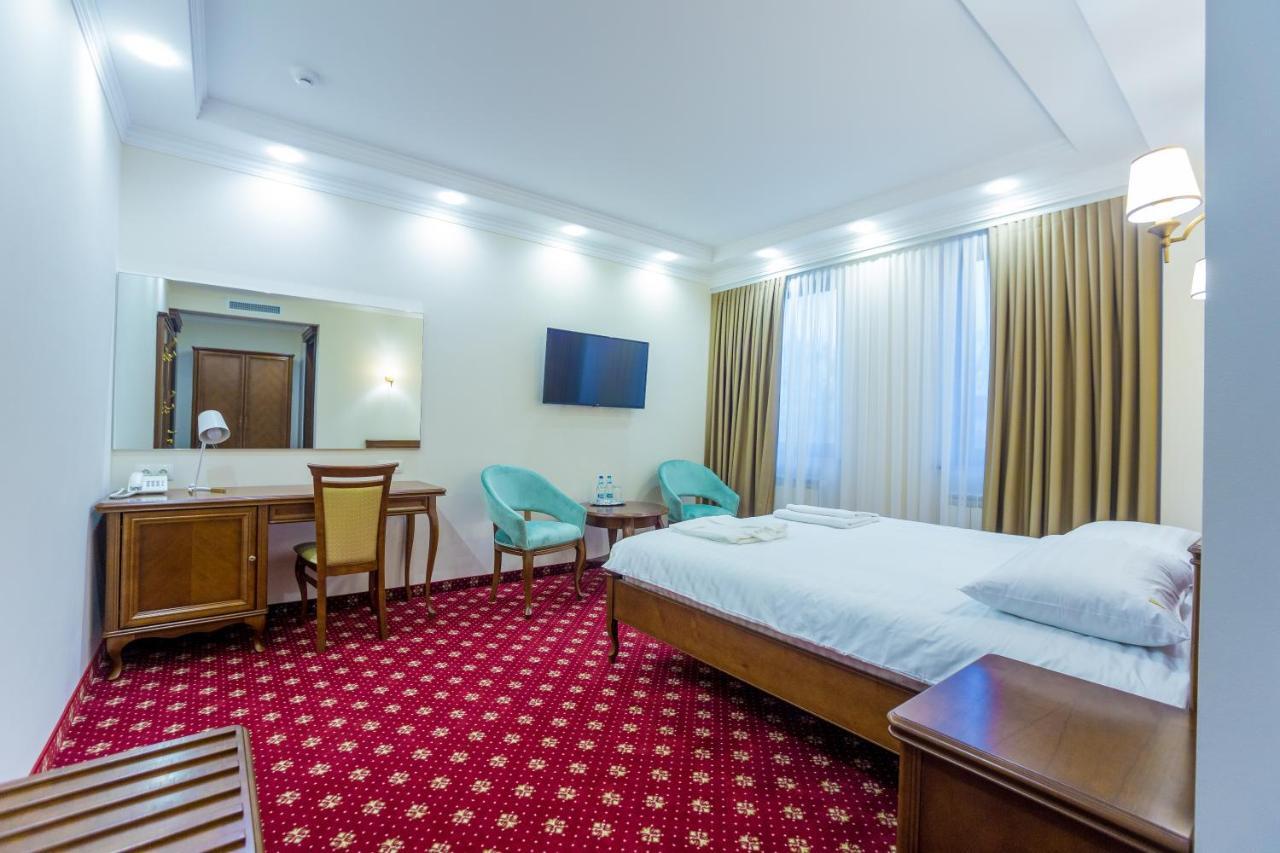 Ambassador Hotel Кишинів Екстер'єр фото